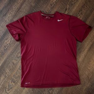 NIKE men’s Maroon t-shirt Lg dry-fit
